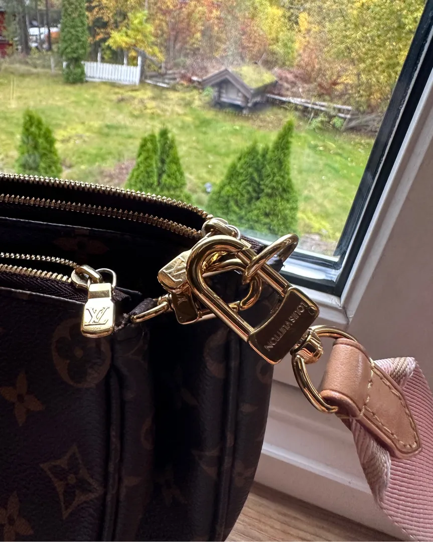 LV Multi Pochette