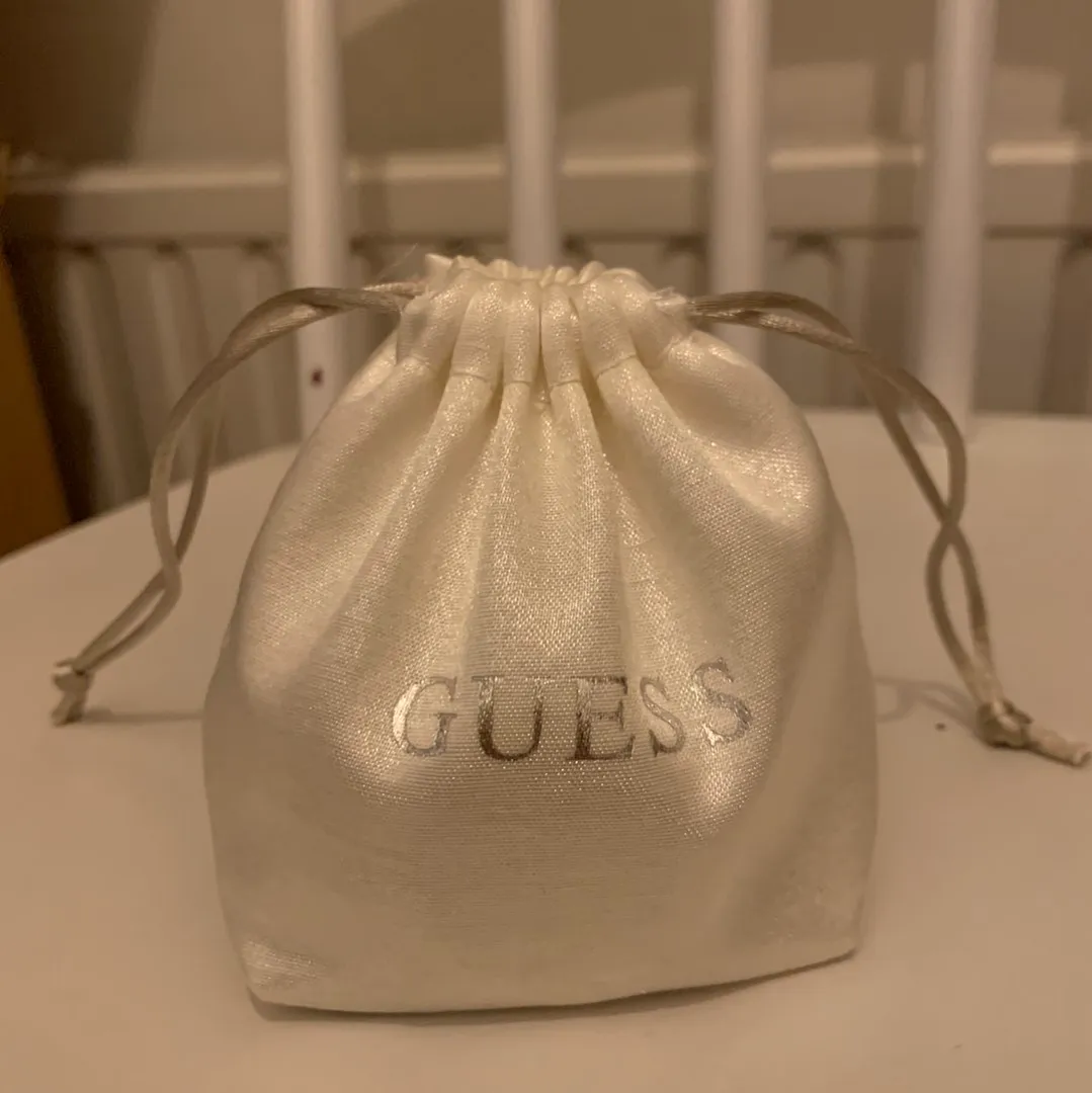 Guess-rannekello