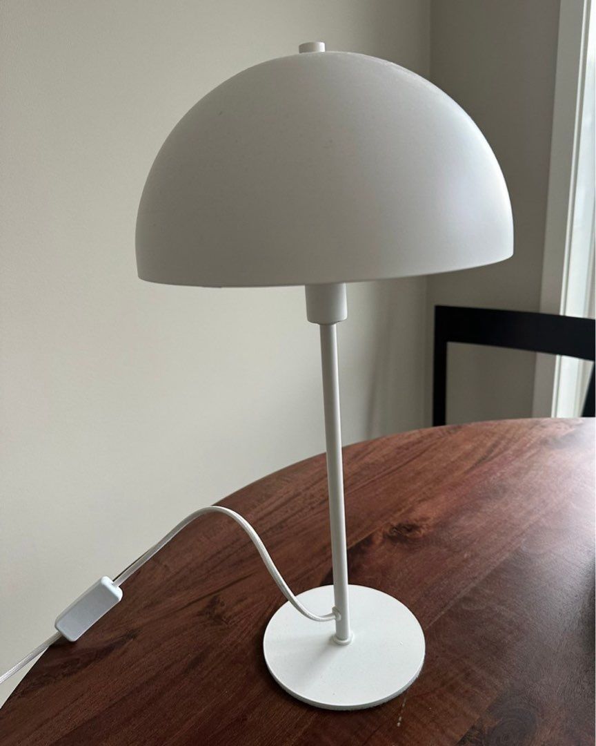 Hvit bordlampe