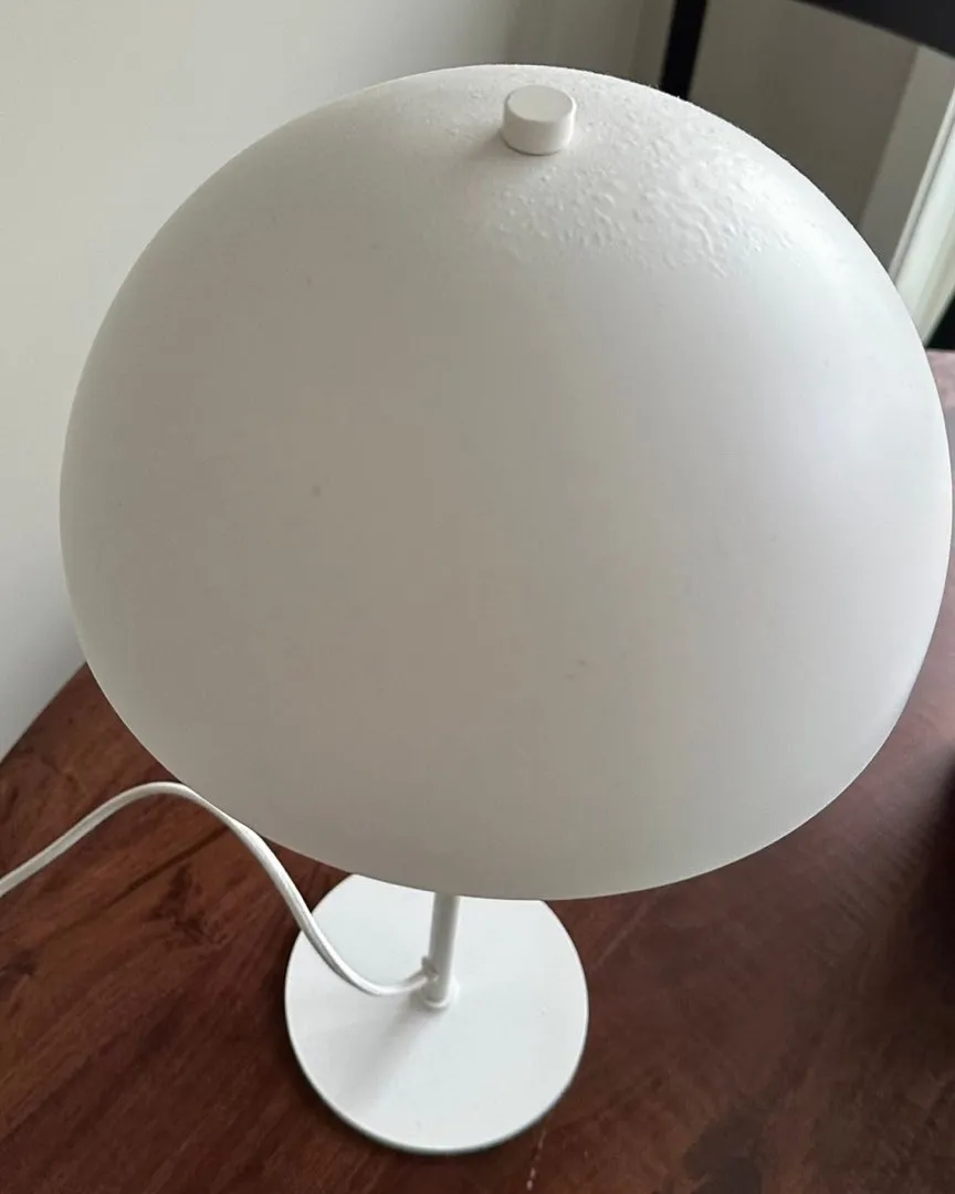 Hvit bordlampe