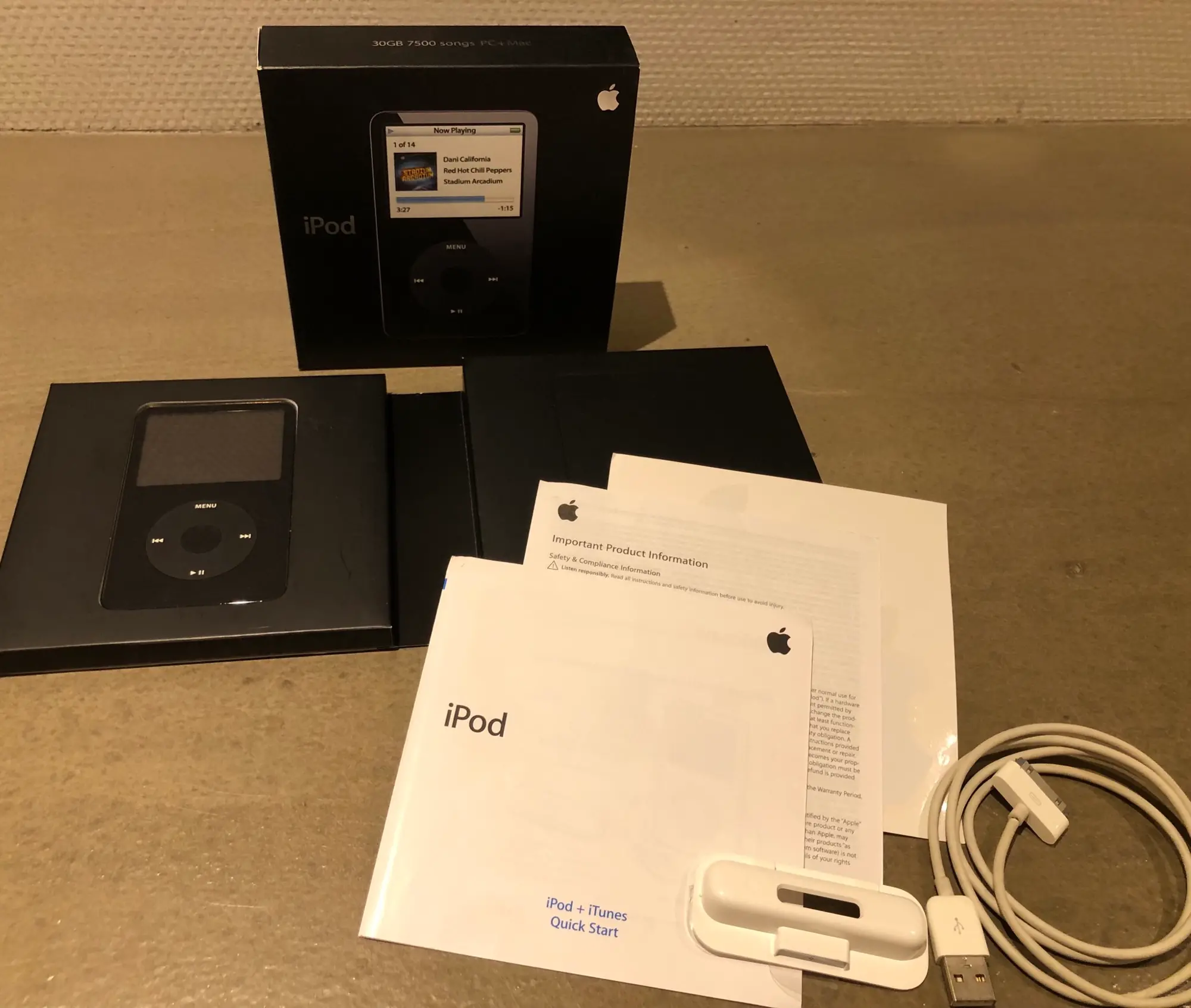 Ikonisk Apple IPod i perfekt stand Inkl original emballage  originalt produktblad lader og holder 
Efterspurgt samle objekt eller total analog original lydoplevelse :-) 
BYD!