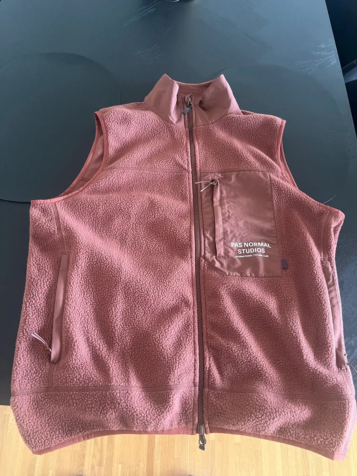 Pas Normal Studios vest