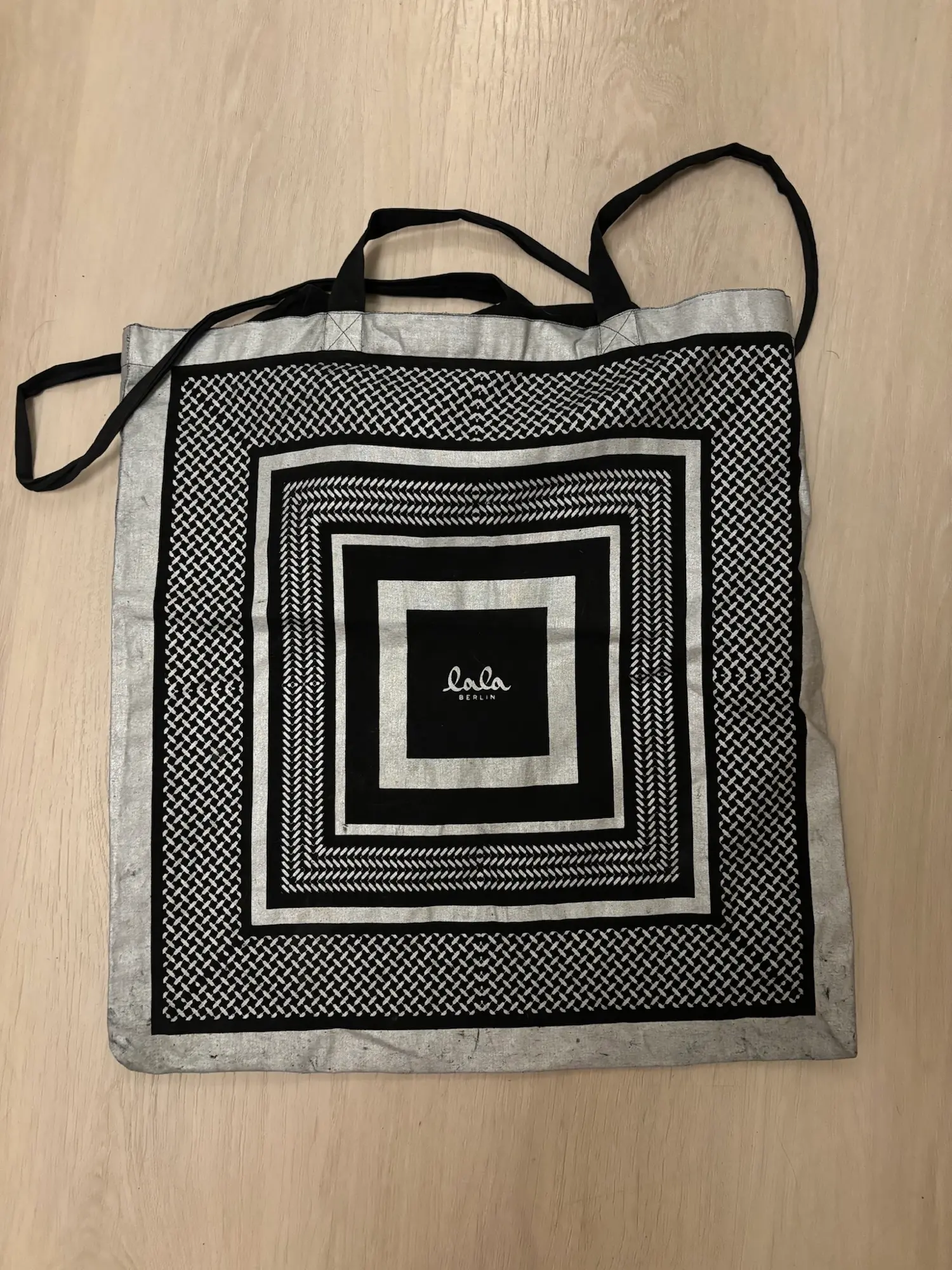 Lala Berlin totebag  mulepose