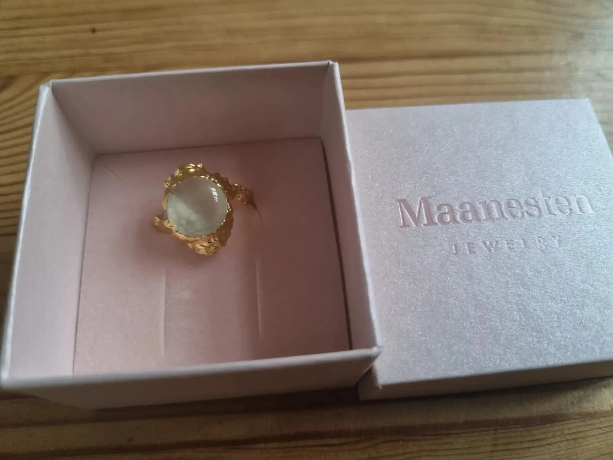 Maanesten ring