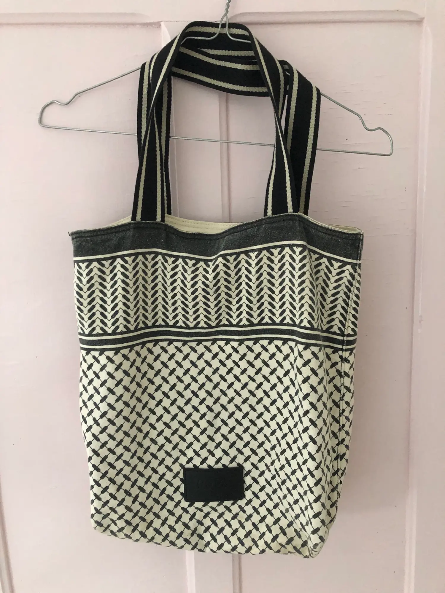 Lala Berlin totebag  mulepose