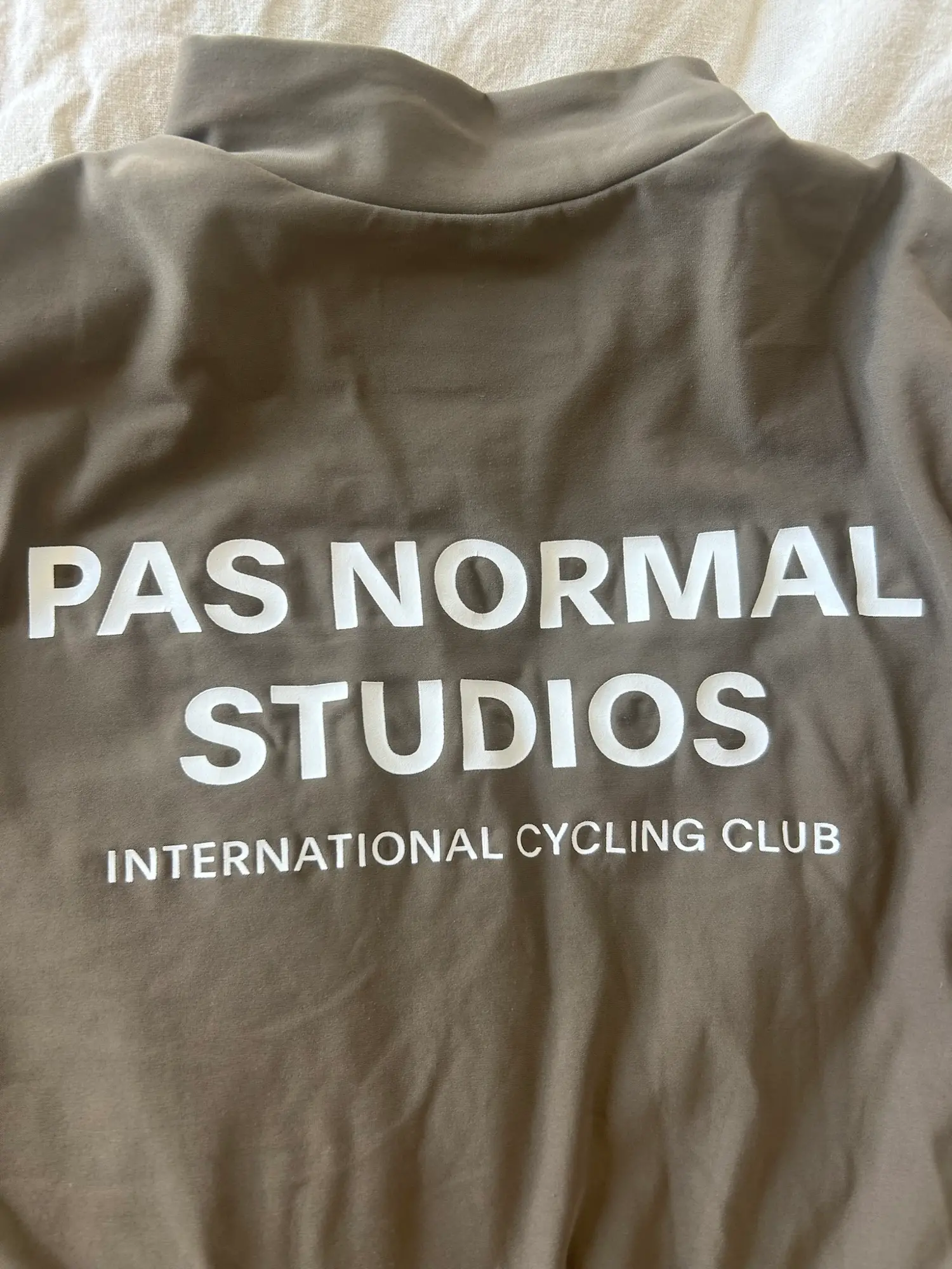 Pas Normal Studios andet sportstøj