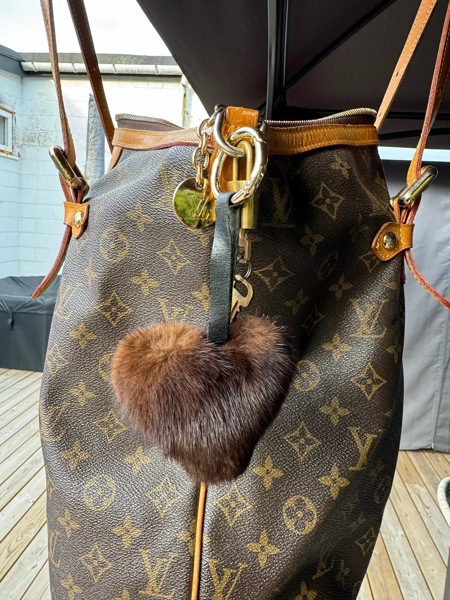 Louis Vuitton totebag  mulepose