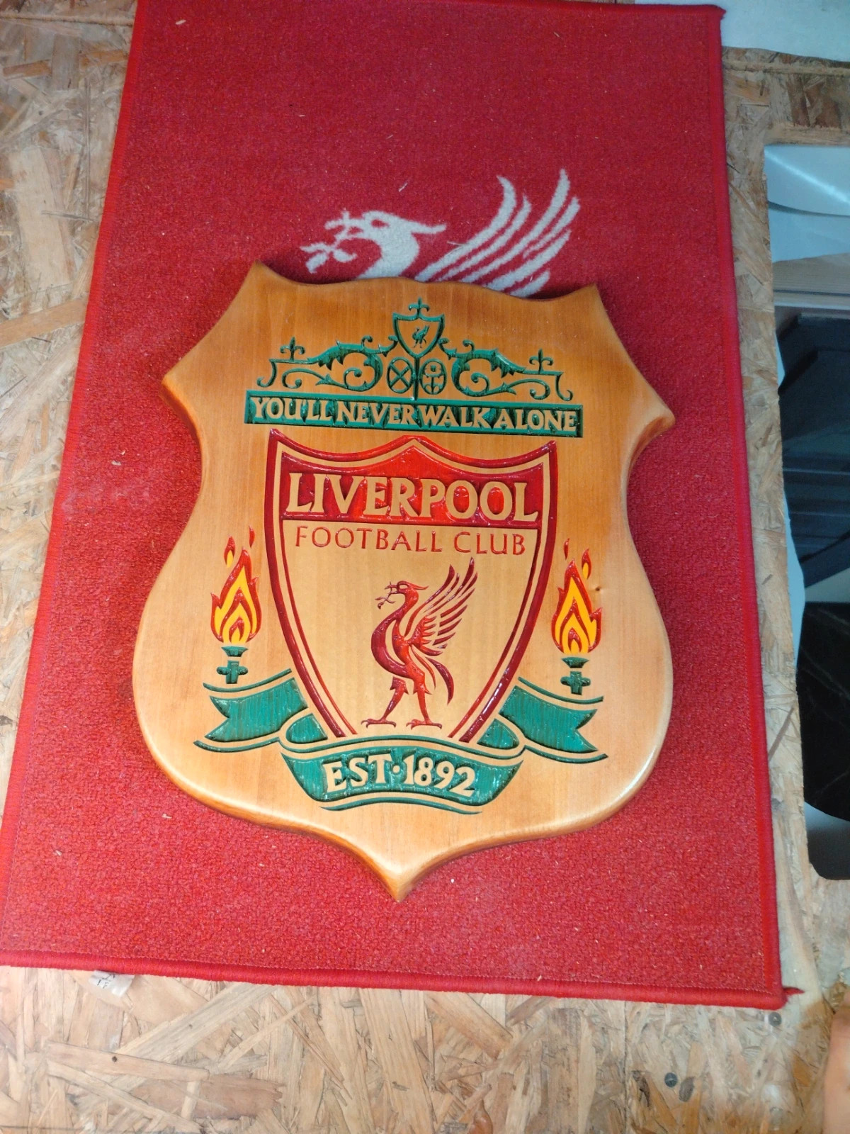 Ręcznie rzeźbiony herb Liverpool FC