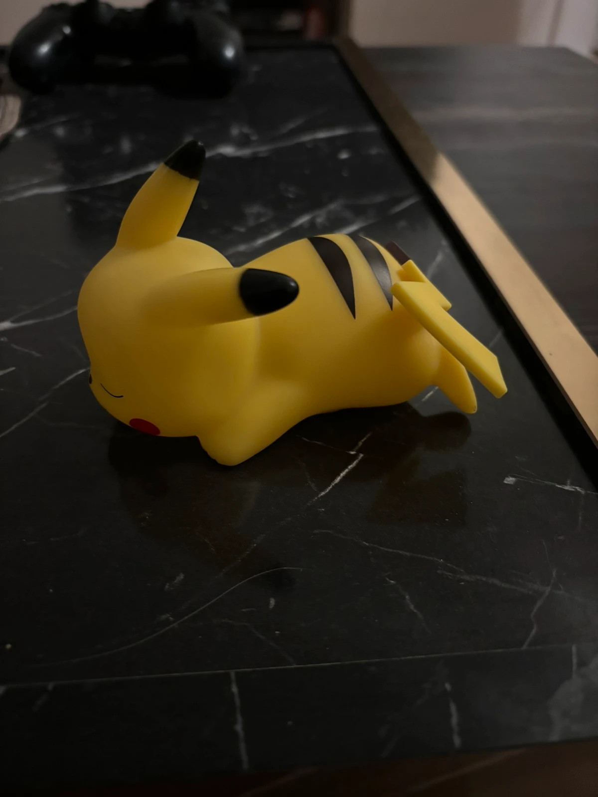 Pikachu nattlampa liggandes 2