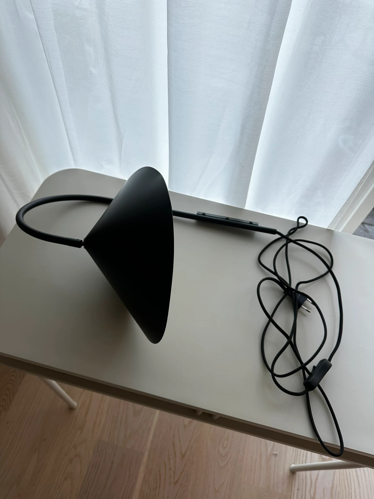 Ferm Living Arum swivel vägglampa svart