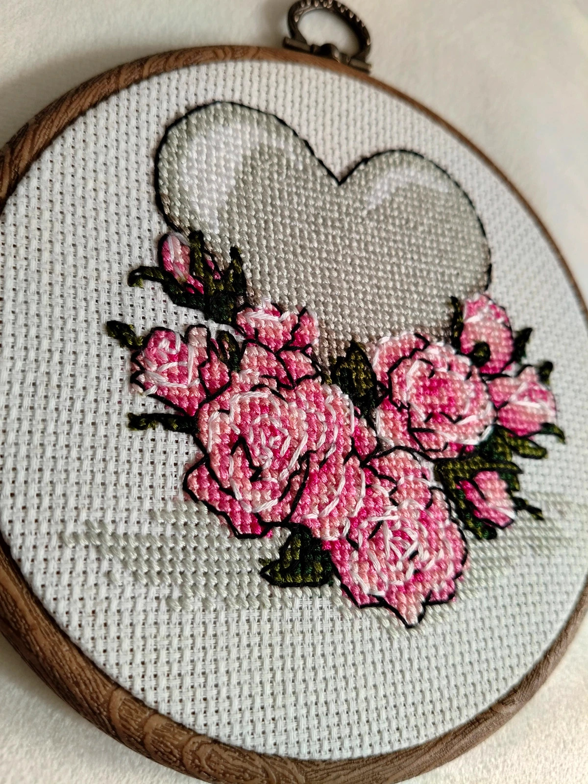 Szare serce z różami haft krzyżykowy na tamborku heart with roses prezent dekoracja