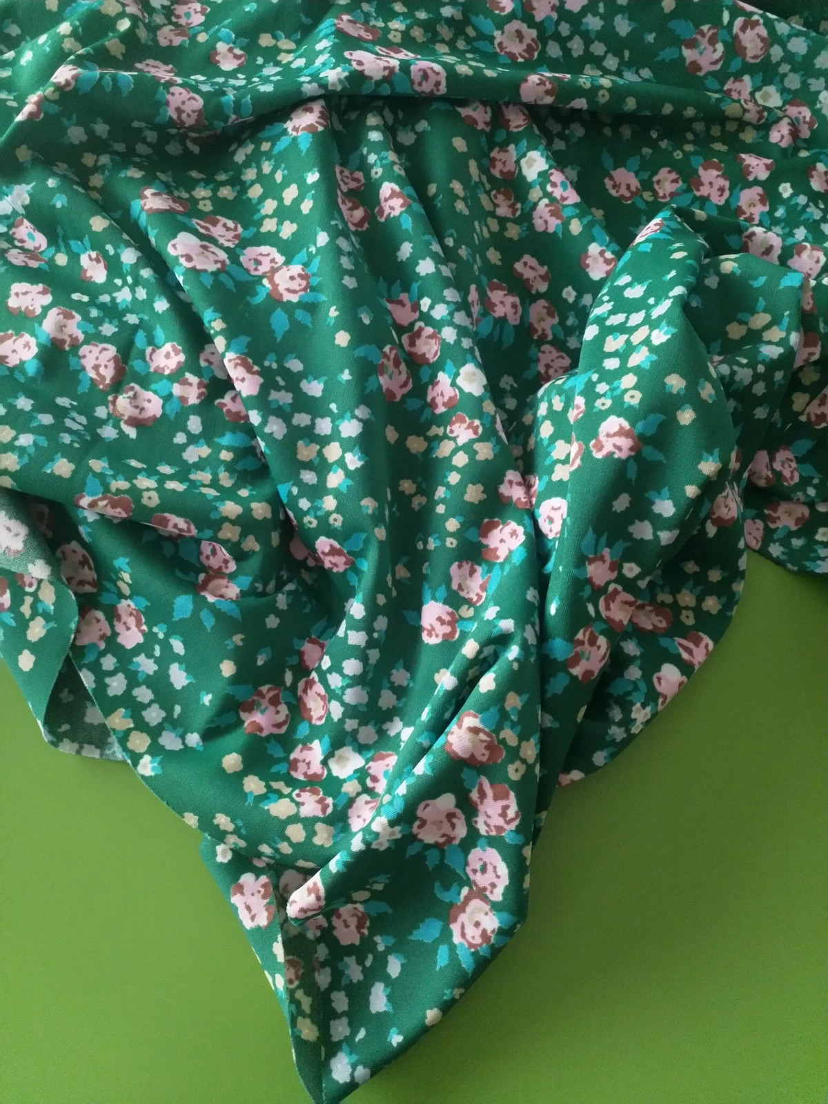 Kupon materiału tkanina zielona w kwiatki elastyczna