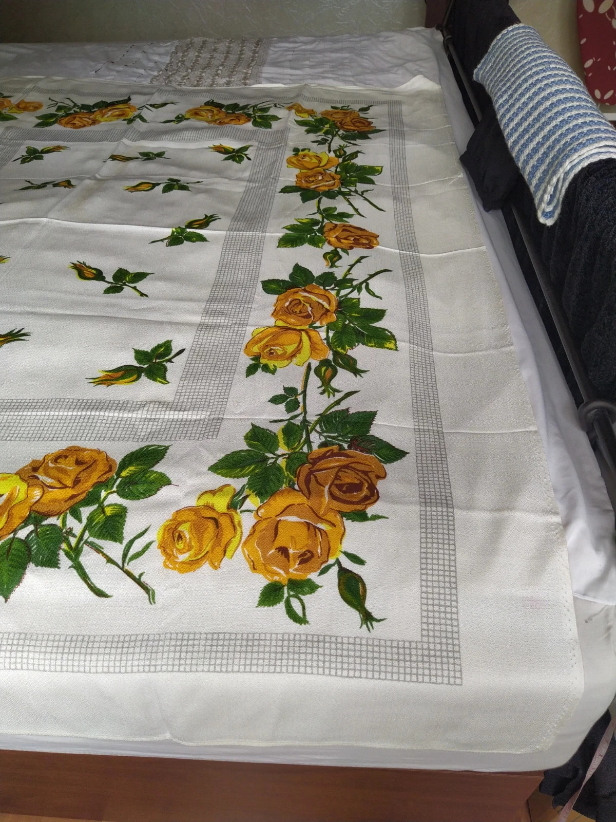 Obrus unisex vintage ekri z pięknymi różami