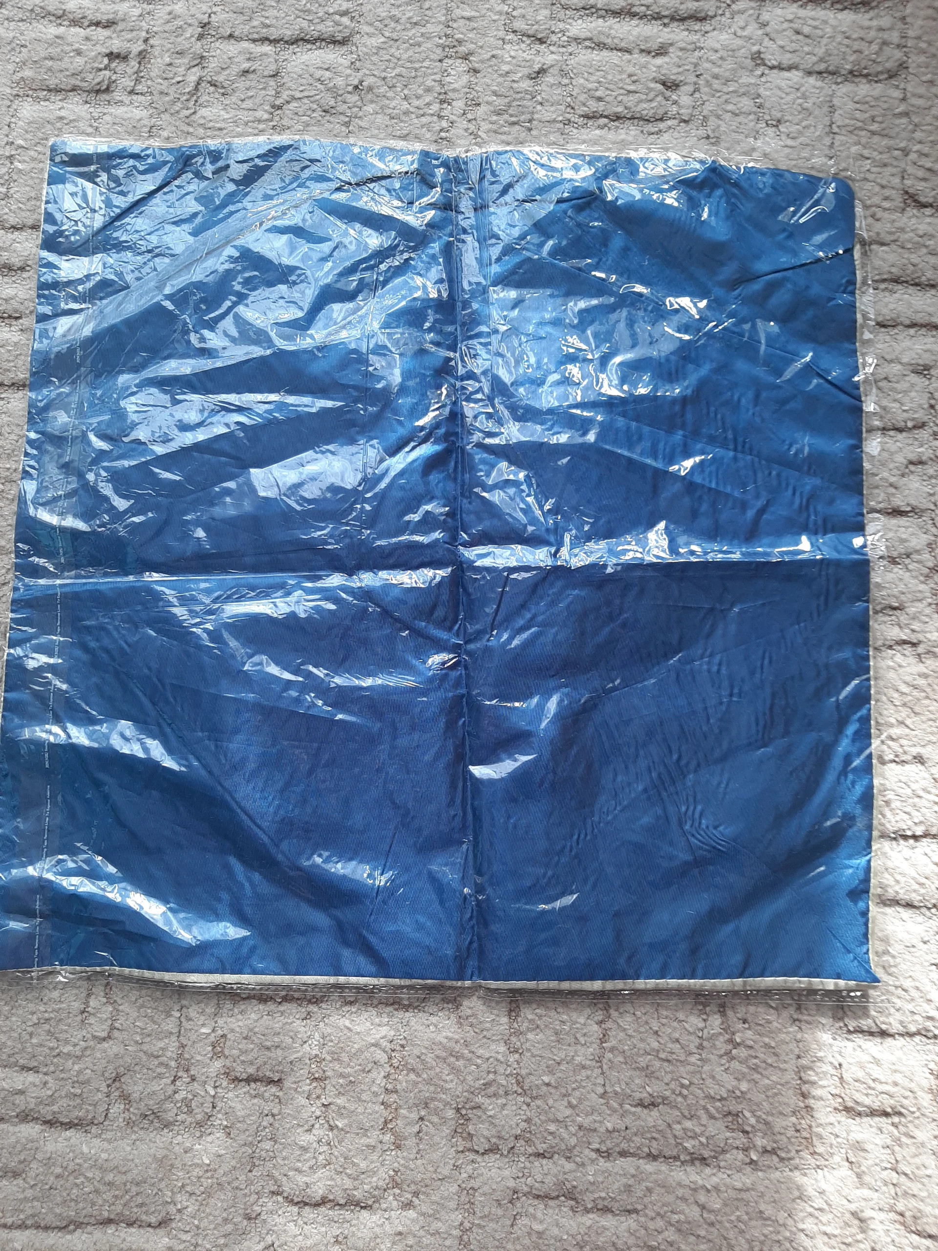 Beżowo-niebieska ozdobna kwadratowa poszewka na poduszkę