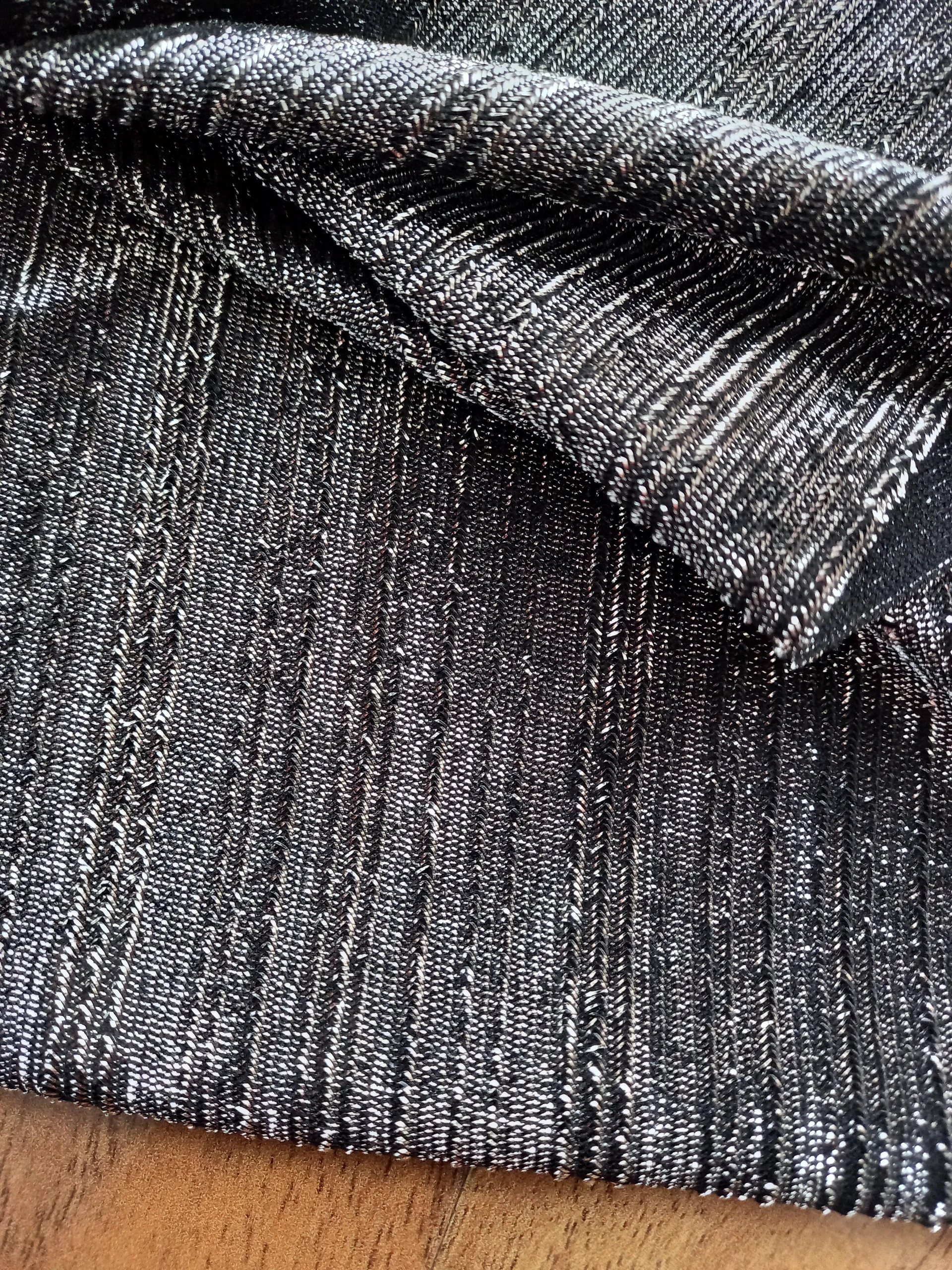 Resztka tkaniny czarno srebrnej 40 x 50 cm