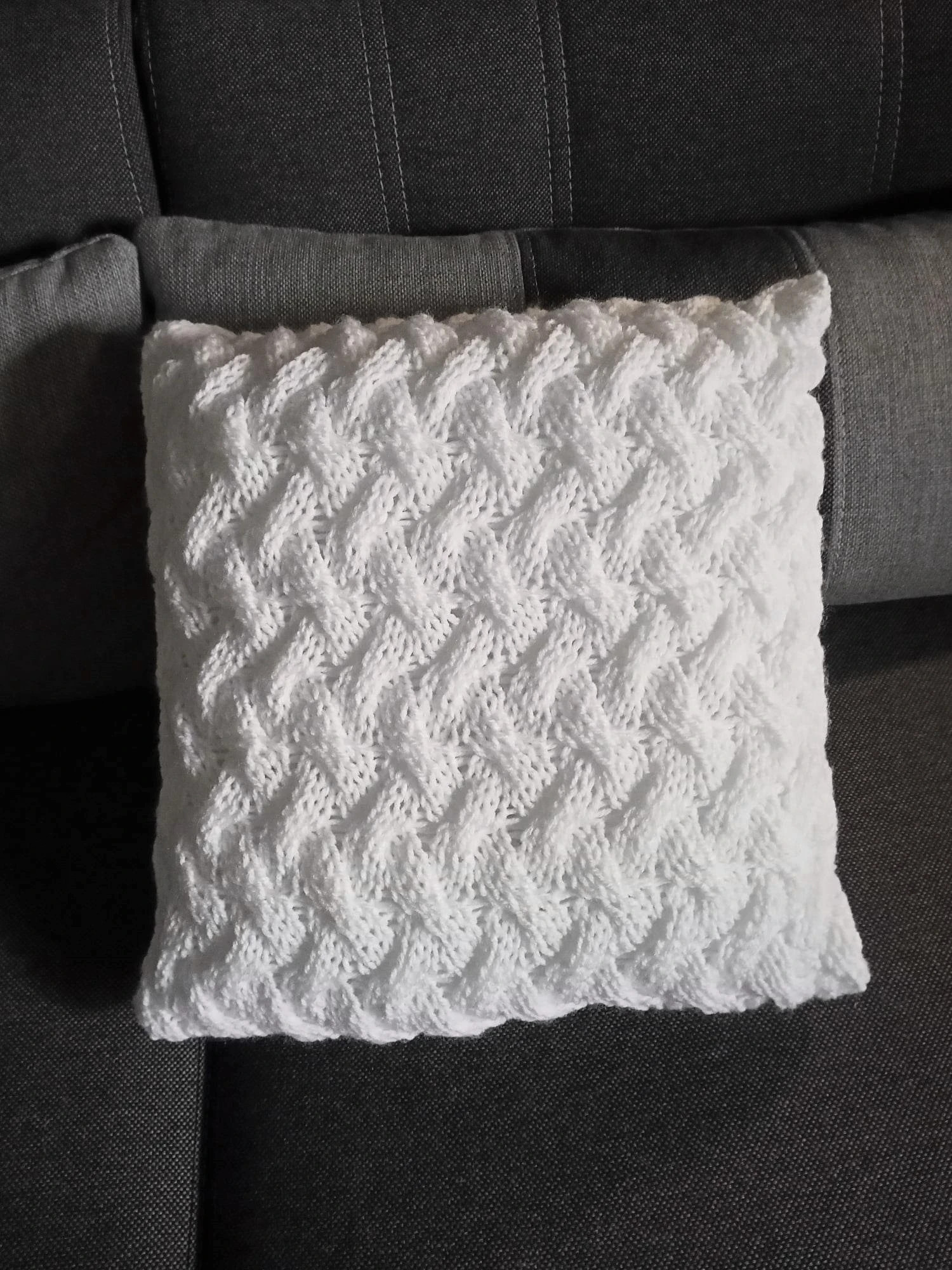 Poduszka ozdobna biała wzór plecionka 3D hand made