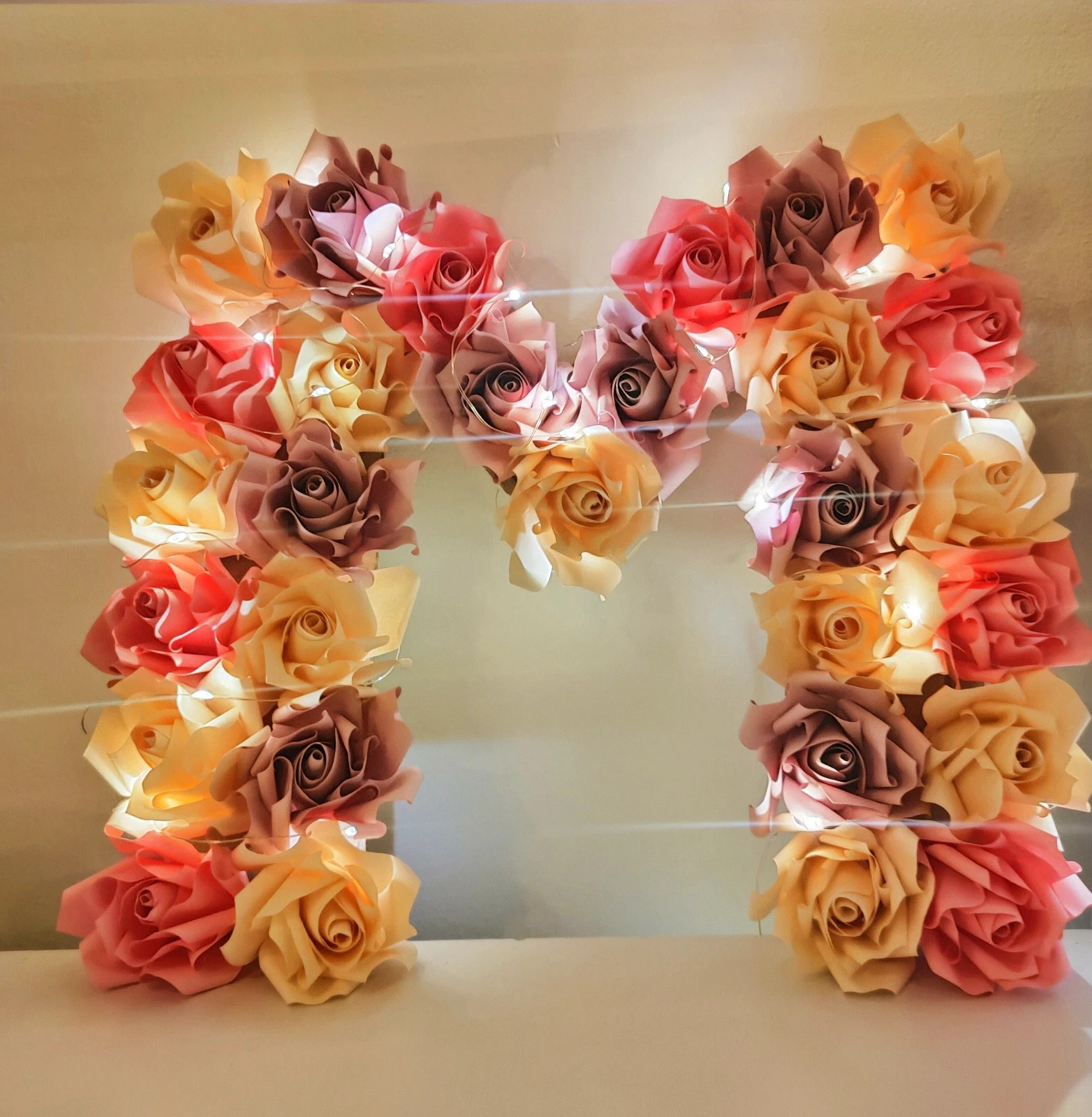Litera M z papierowych kwiatów