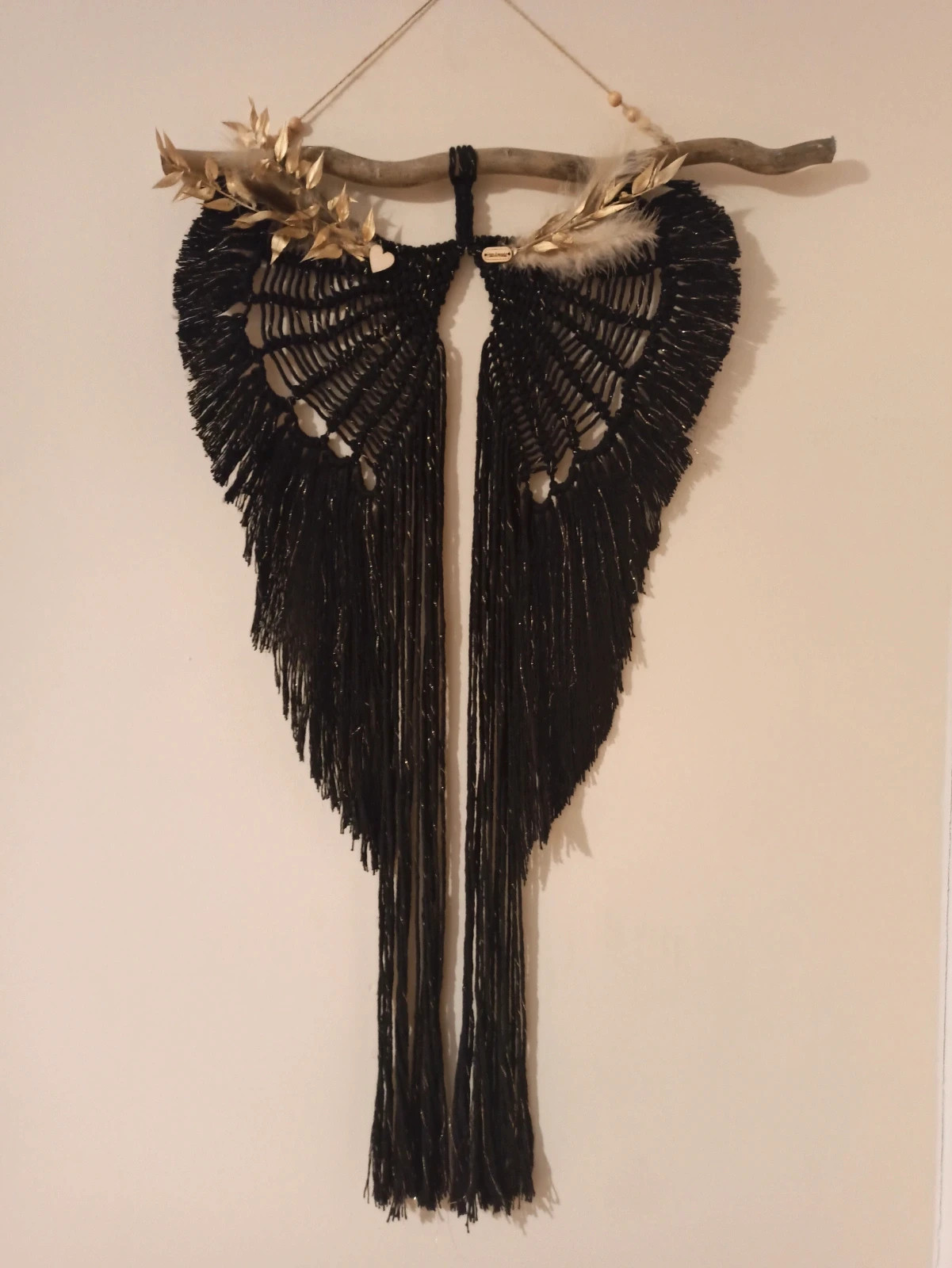Makrama-czarne skrzydła ze złotą nicią