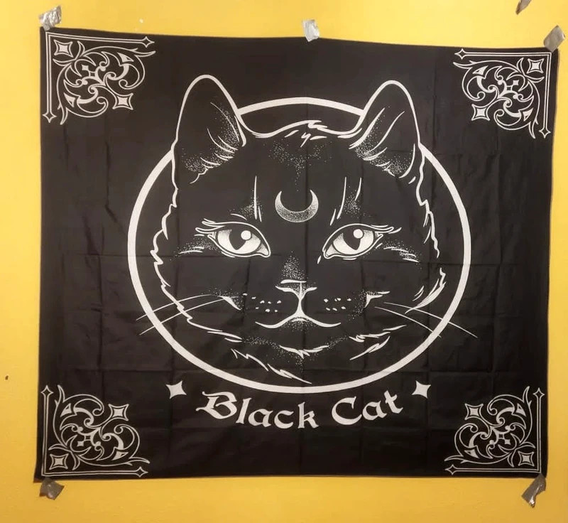 Kilim z motywem czarnego kota Wiszący dywan wicca