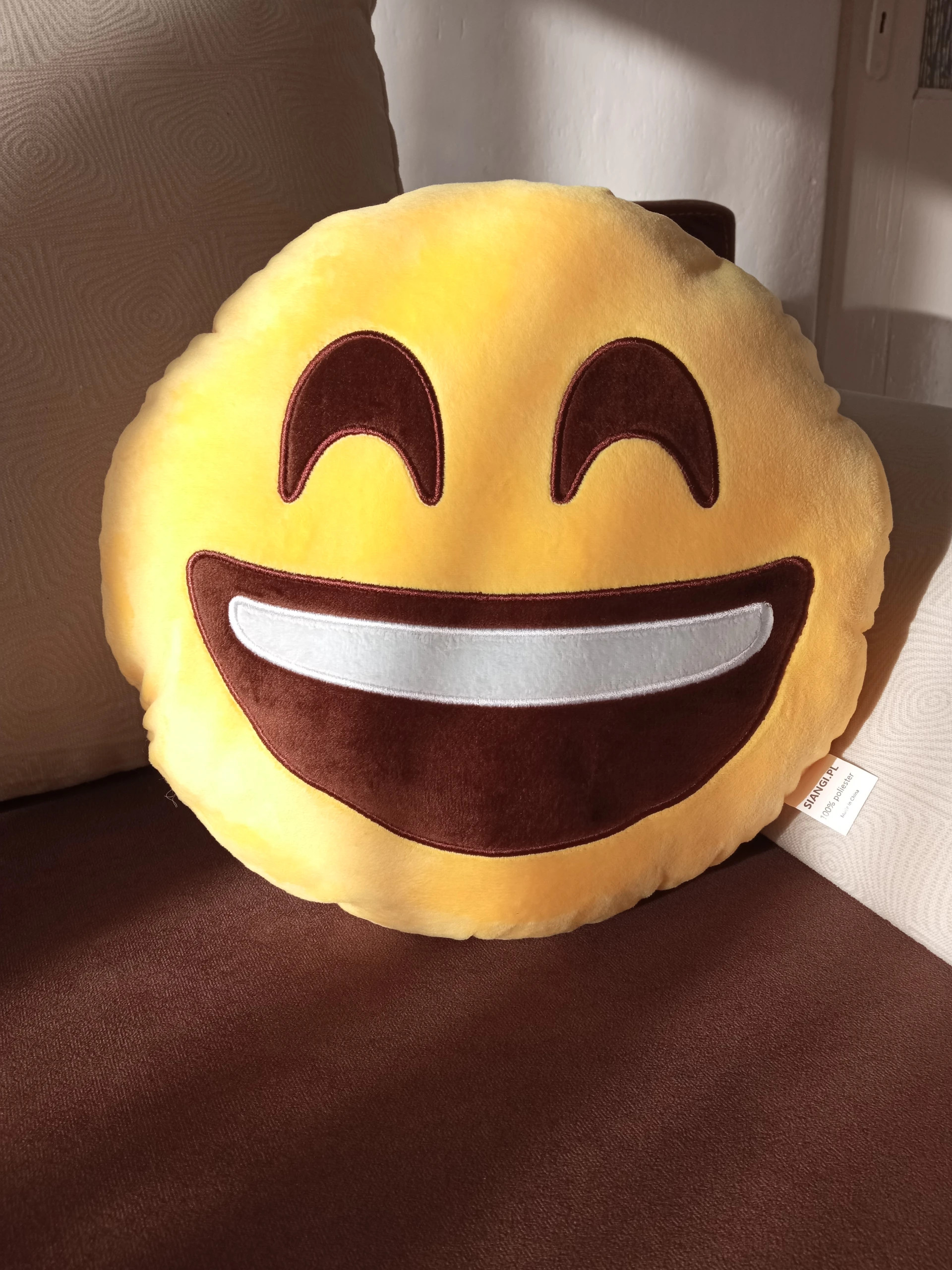 Nowa poduszka emoji rozbawiony