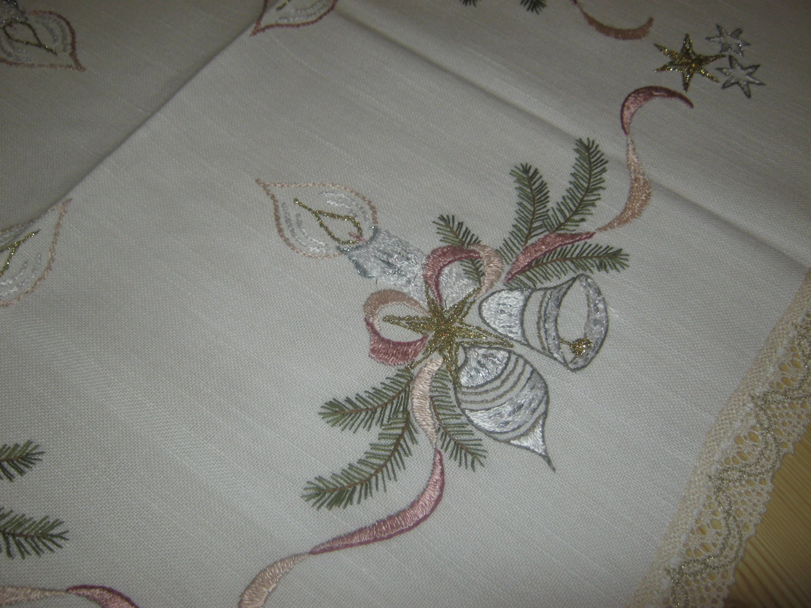 Serweta haftowana ręcznie na Święta 83 / 86 cm
