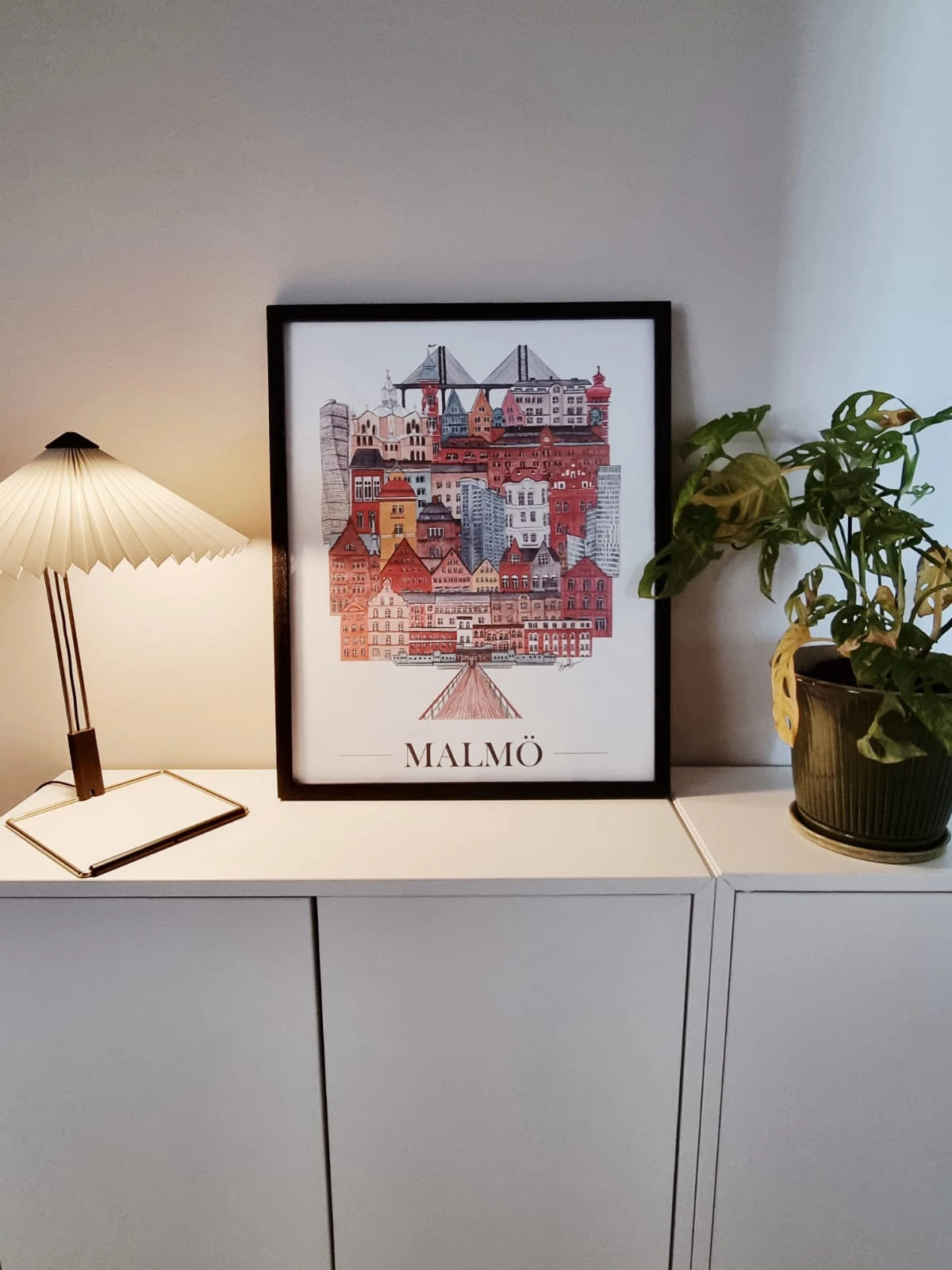 Svart ram med Malmöposter