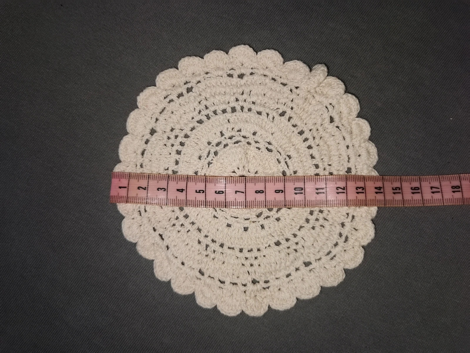 Kremowa serwetka ręcznie haftowana 14 cm