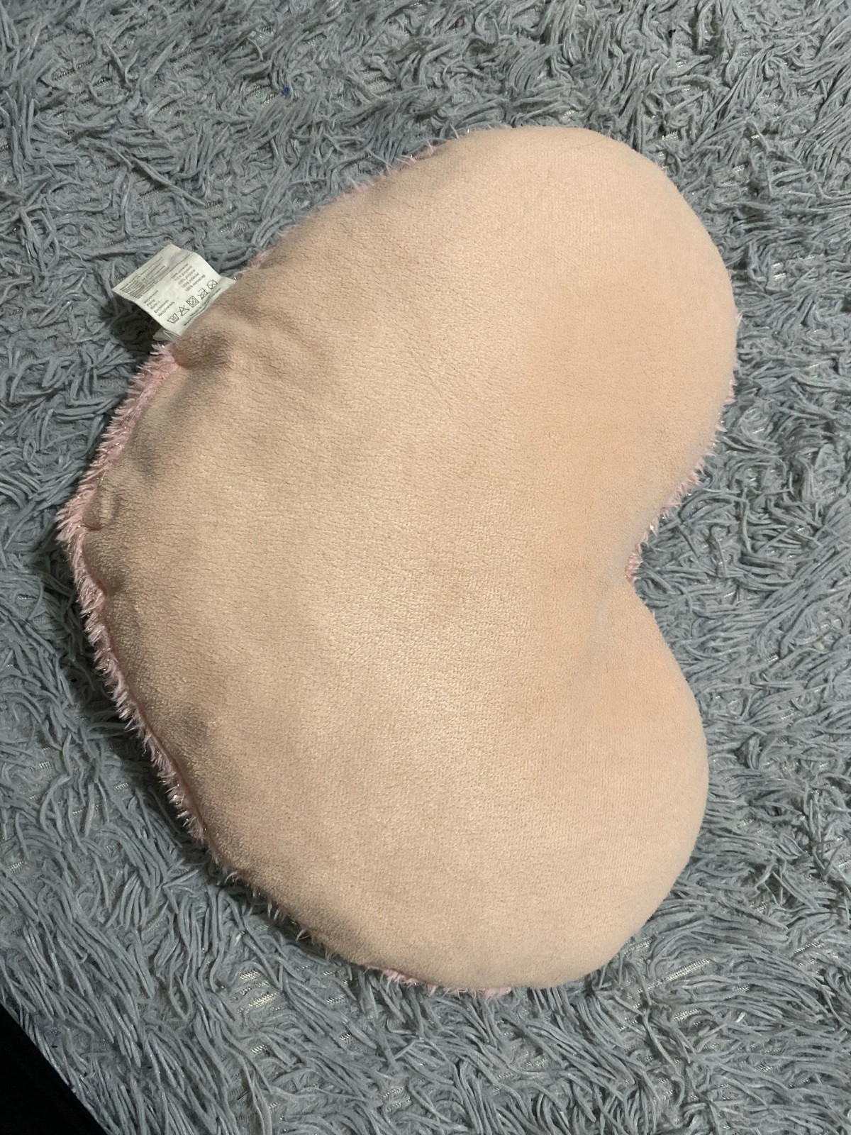 różowa poduszka w kształcie serca