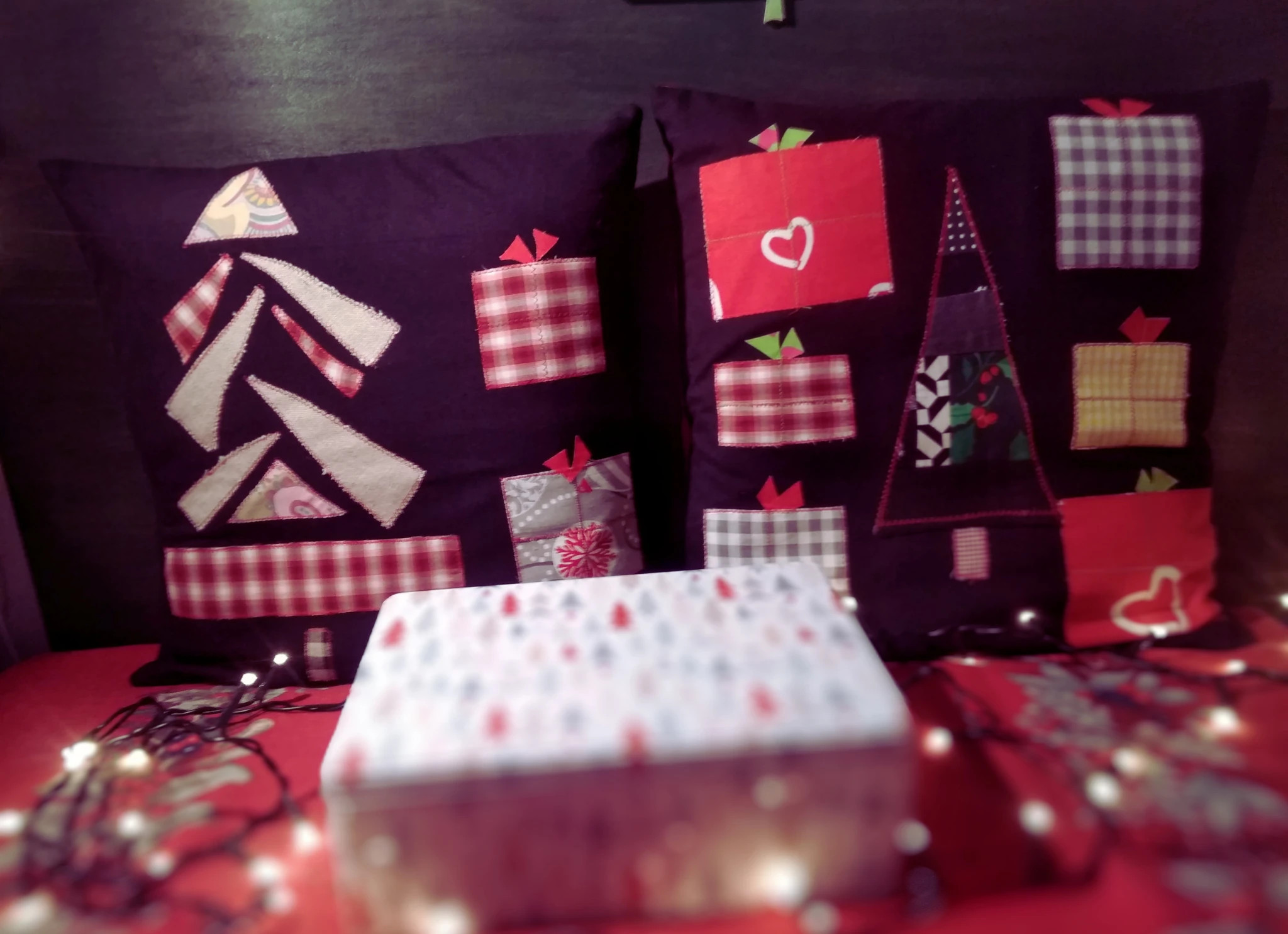 Świąteczna poszewka na poduszkę "Mała choinka - dużo prezentów"