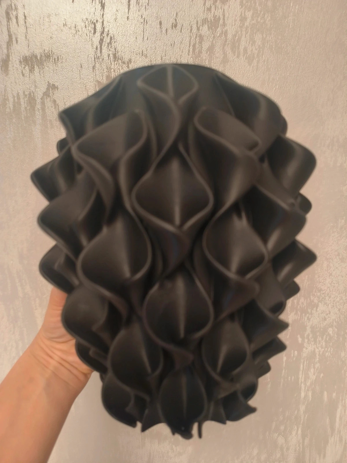 Piękny czarny wazon wydrukowany drukarką 3D