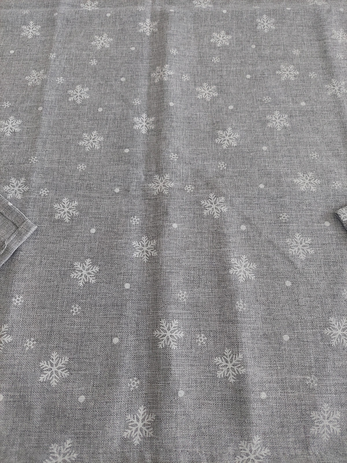 Obrus świąteczny Boże Narodzenie "Śnieżka " kolor szary w białe gwiazdki roz 85×85