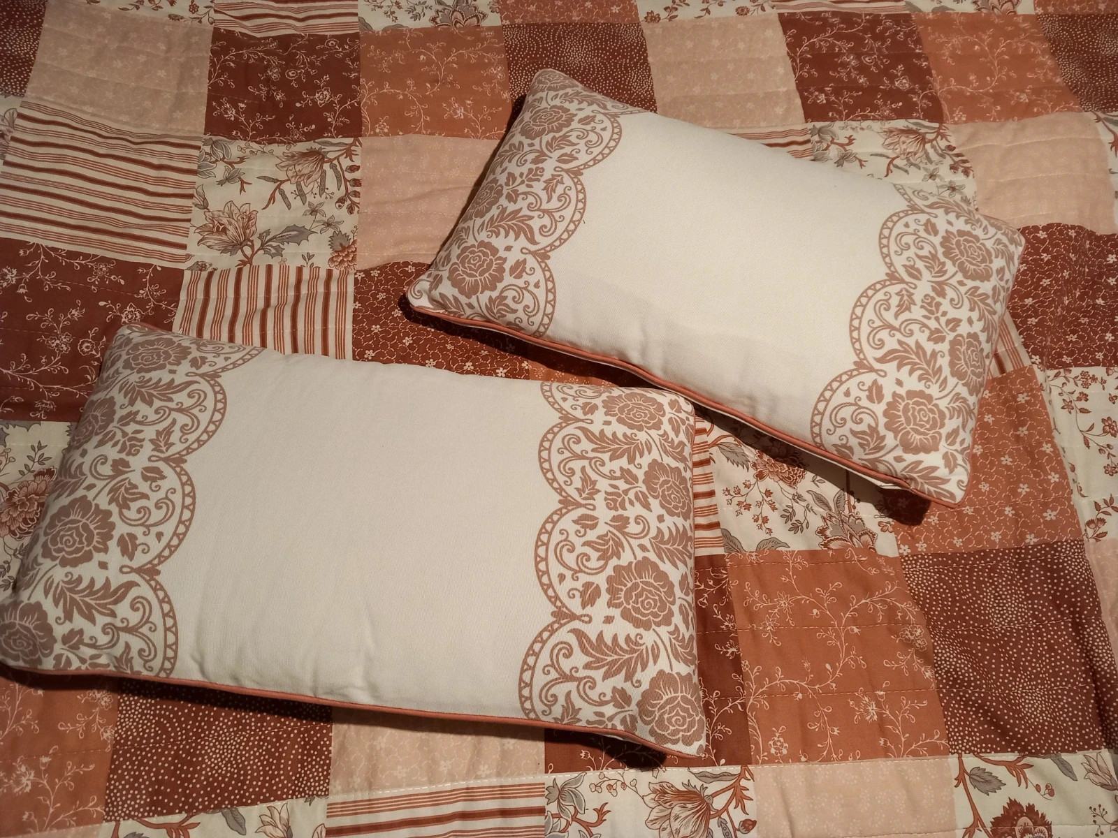 Komplet romantycznych poduszek 30x50