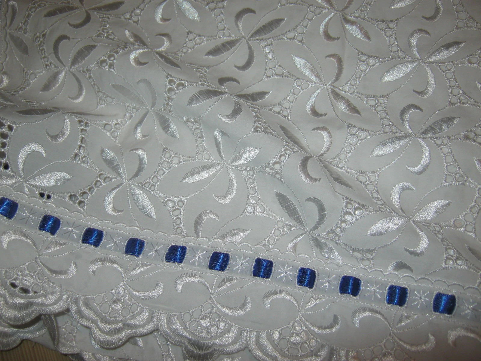 Tkanina materiał biała haftowana koronka na obrus 196 / 200 cm