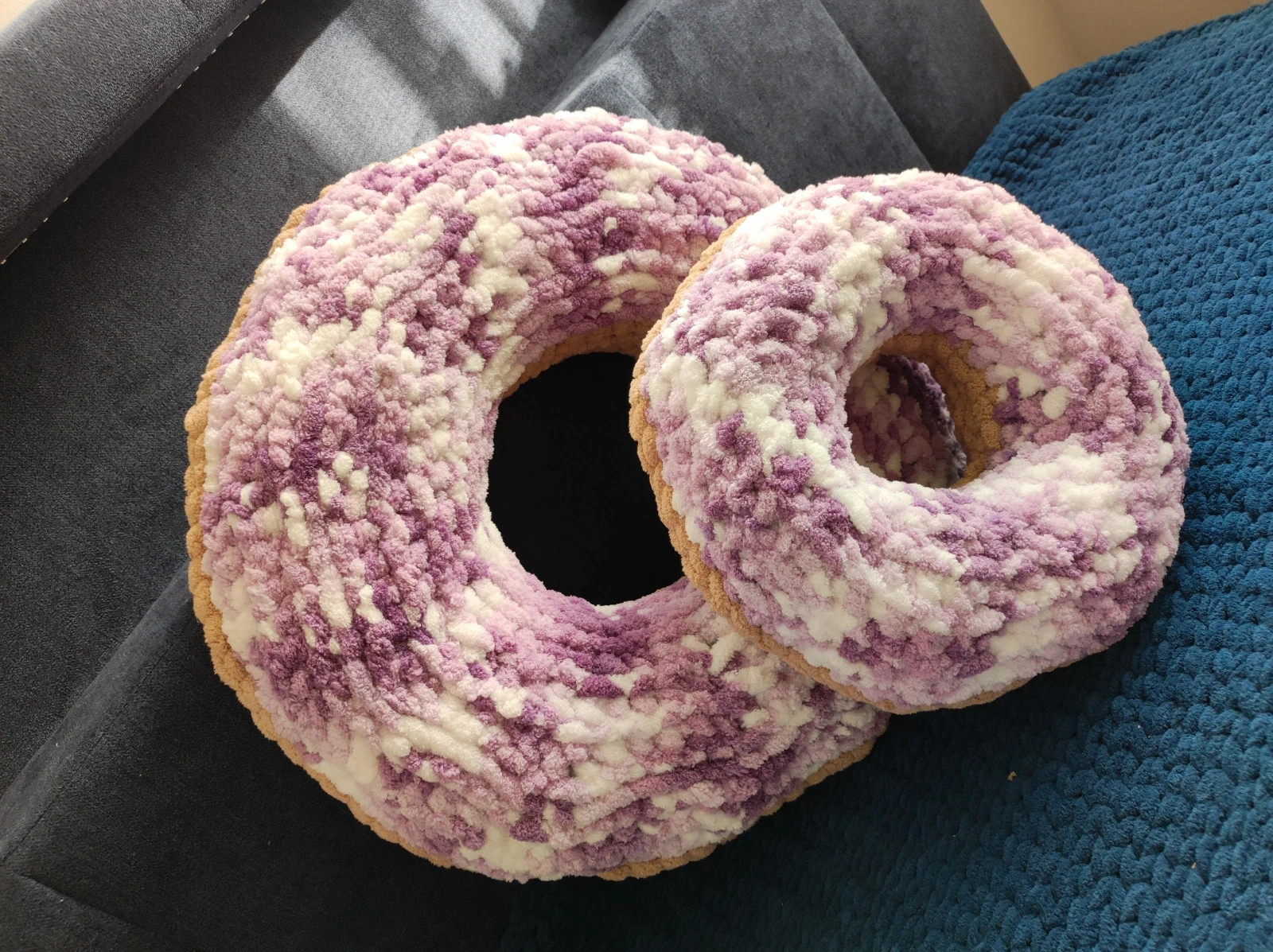 jedna duża poduszka donut ręcznie robiona o średnicy 47 cm