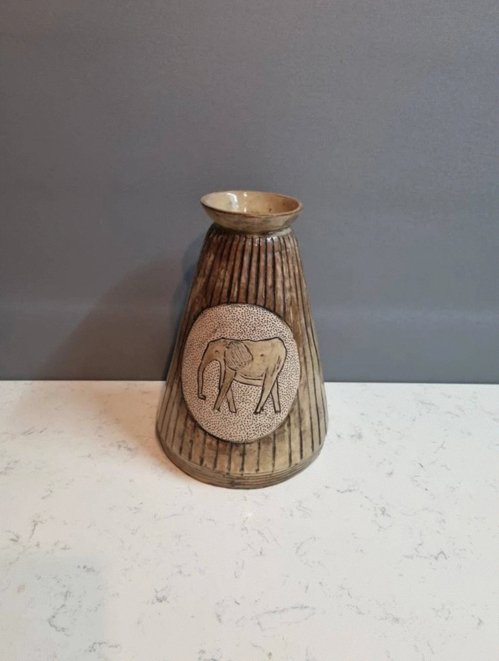 ceremic relief elephant patterned light brown vase vas handmade handgjord