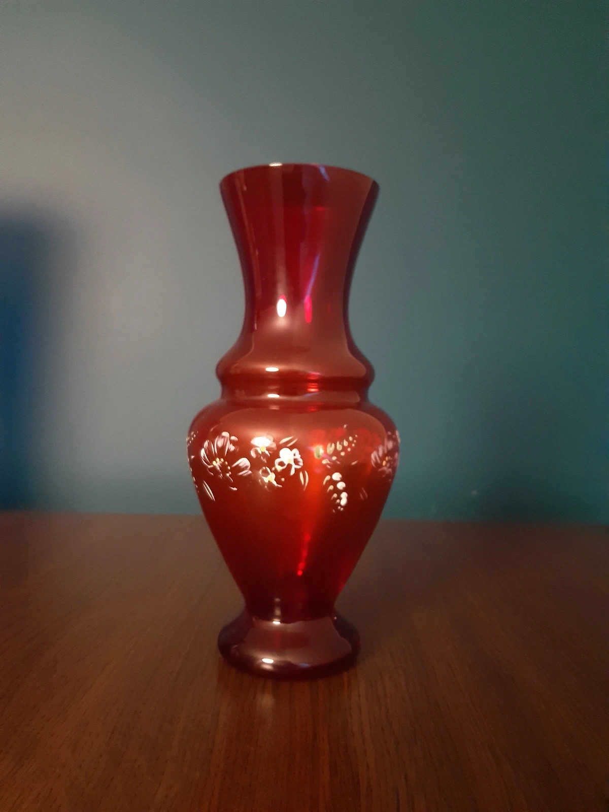 Stary wazon z czerwonego szkła