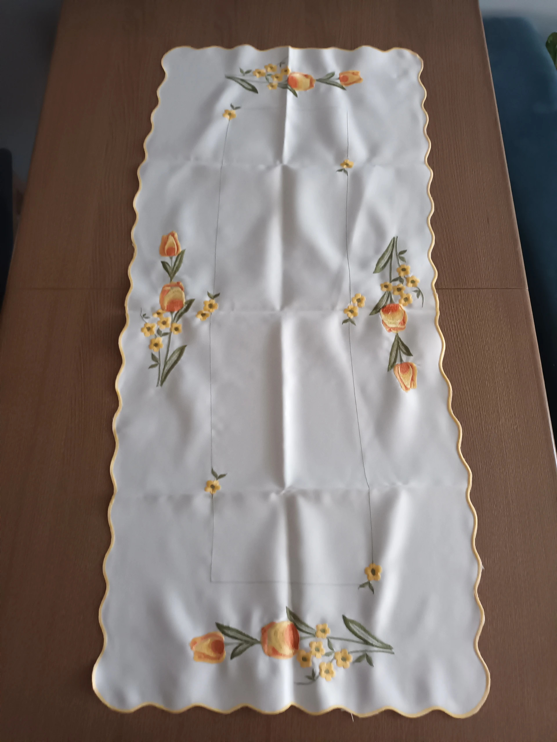 Nowy bialy obrus haftowany w kwiaty 40 na 90 cm