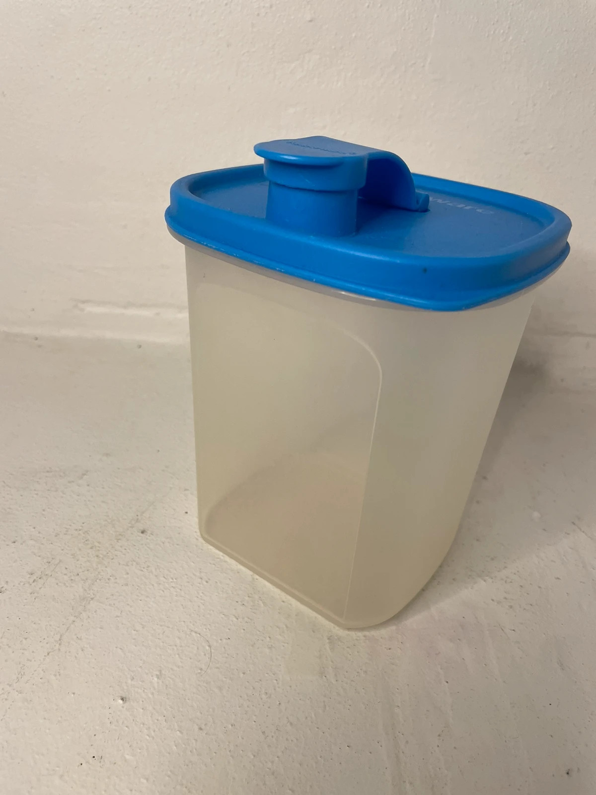 Tupperware shaker 1 L