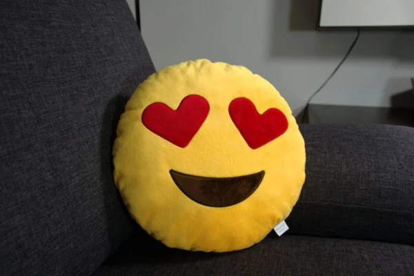 Nowa poduszka emoji zakochaniec