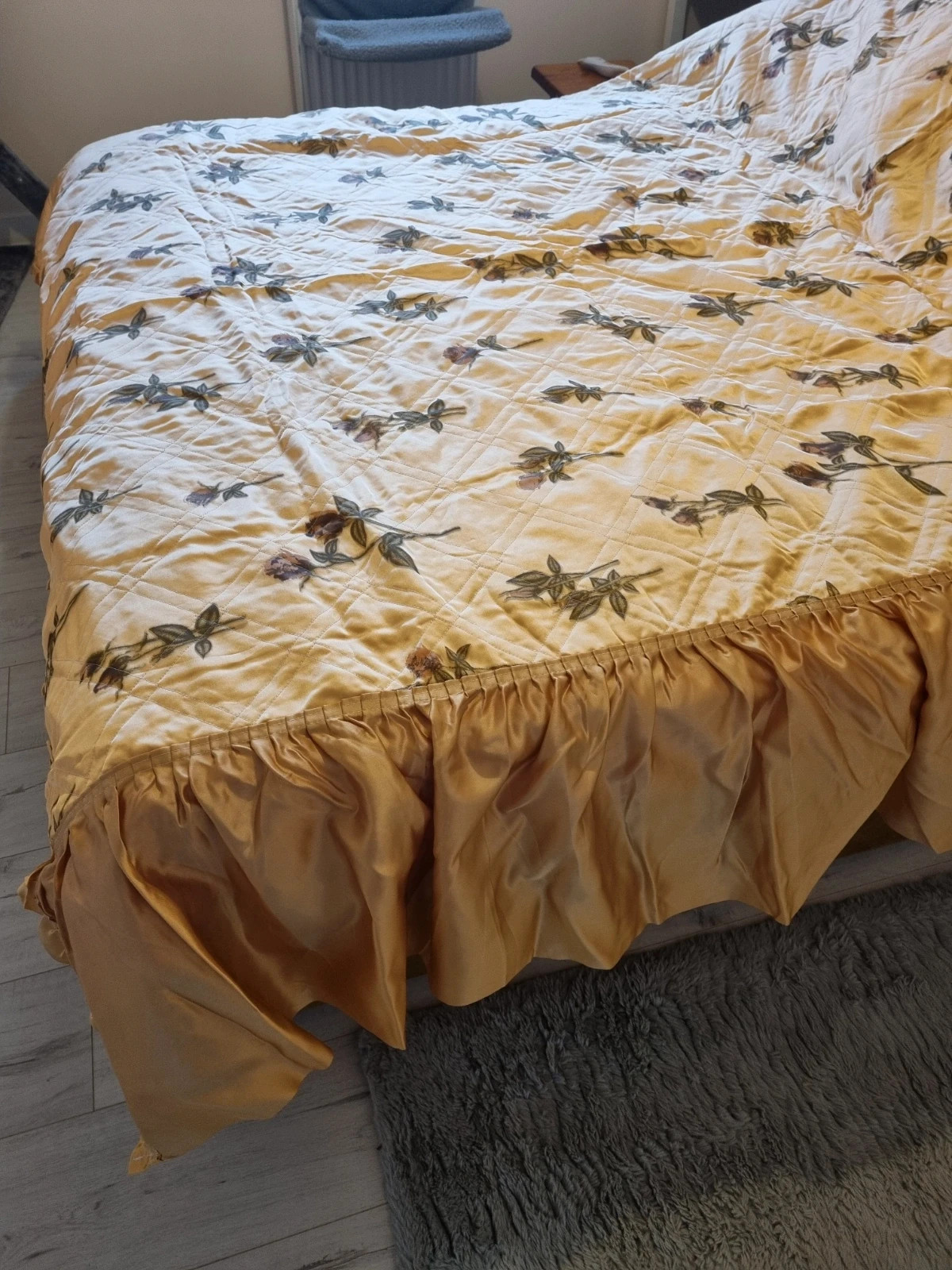 Narzuta na łóżko z poszewkami na poduszki