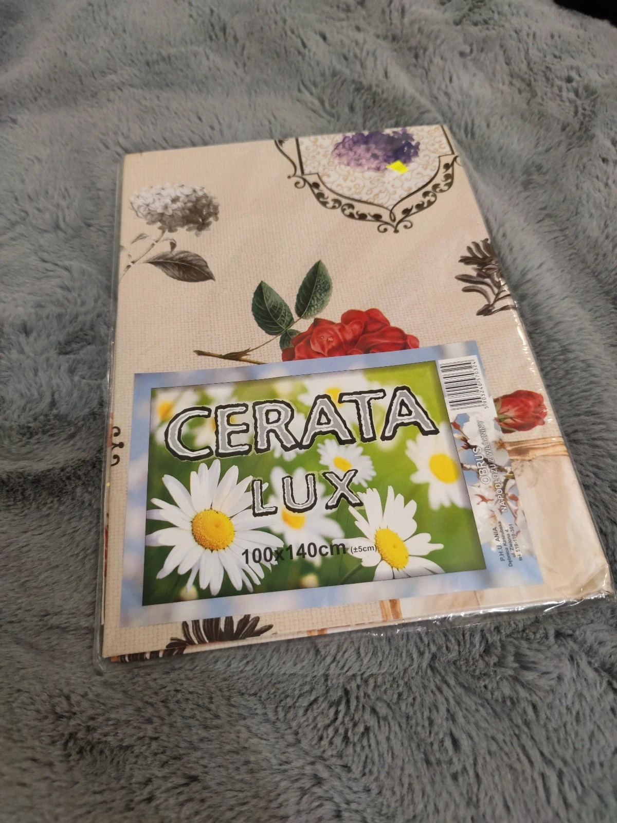 Cerata w czerwone kwiaty