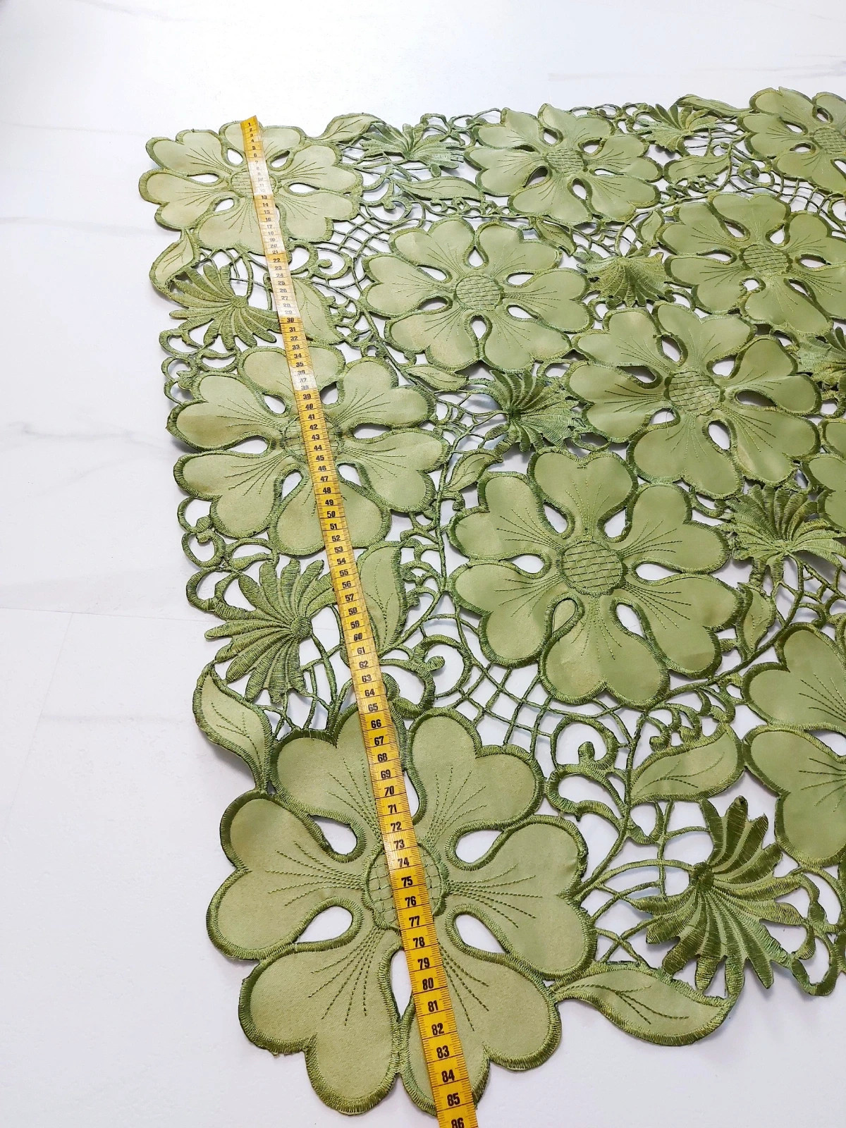 Śliczny obrus zielony duży 85 x85  haftowany kwiaty nowy