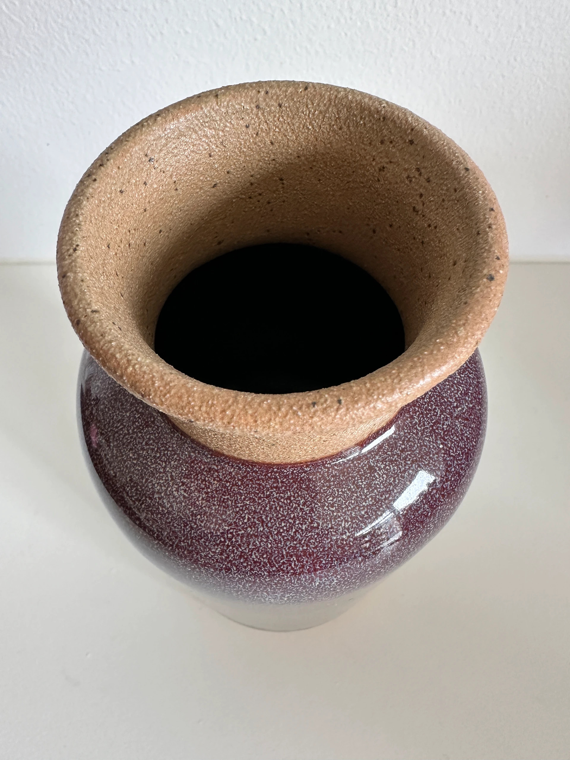Lækker vase fra Bahne i en flot dyb lilla farve med rå kant skandinavisk design
