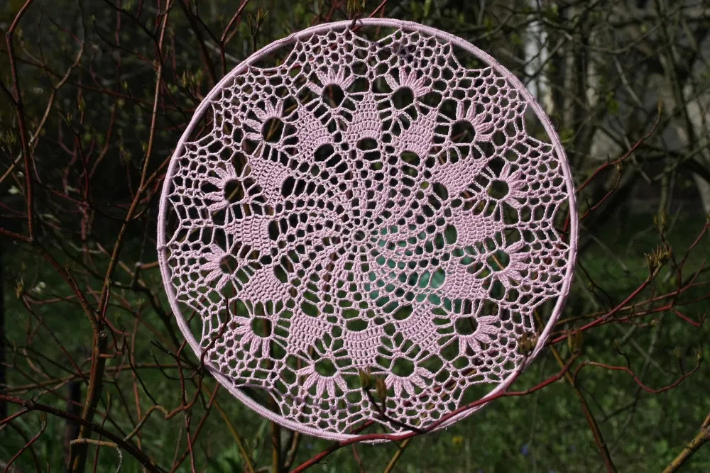 pozytywnie zakręcona szydełkowa mandala różowa 30 cm