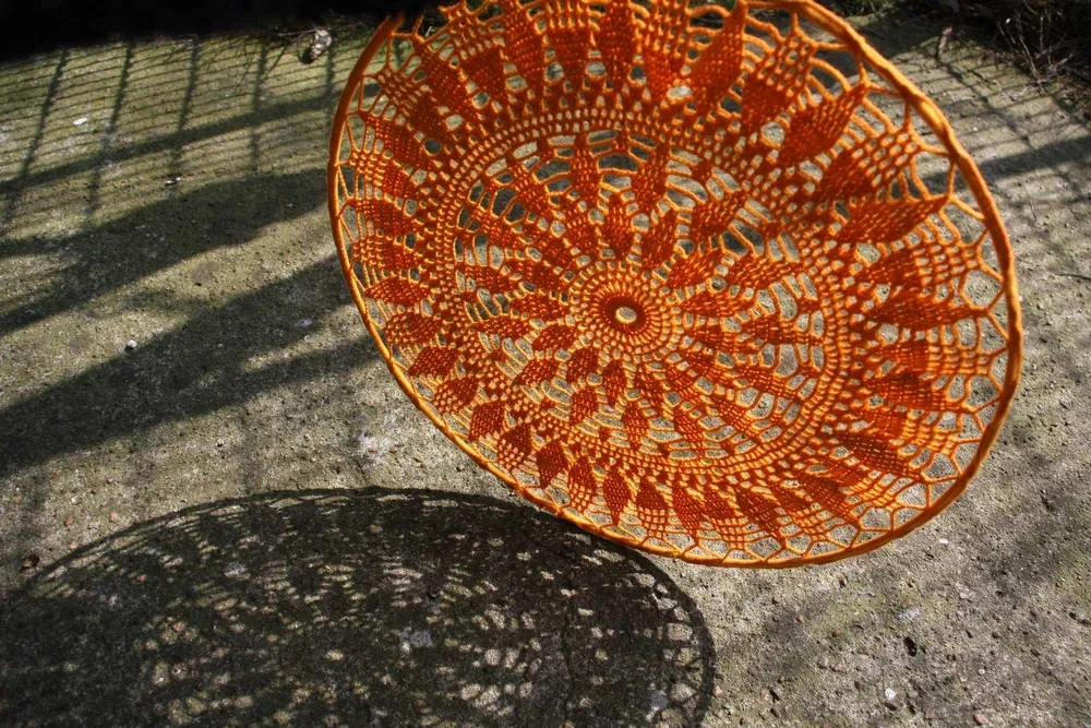 pomarańczowa dekoracja mandala szydełkowa 35 cm może być na łapacz snów