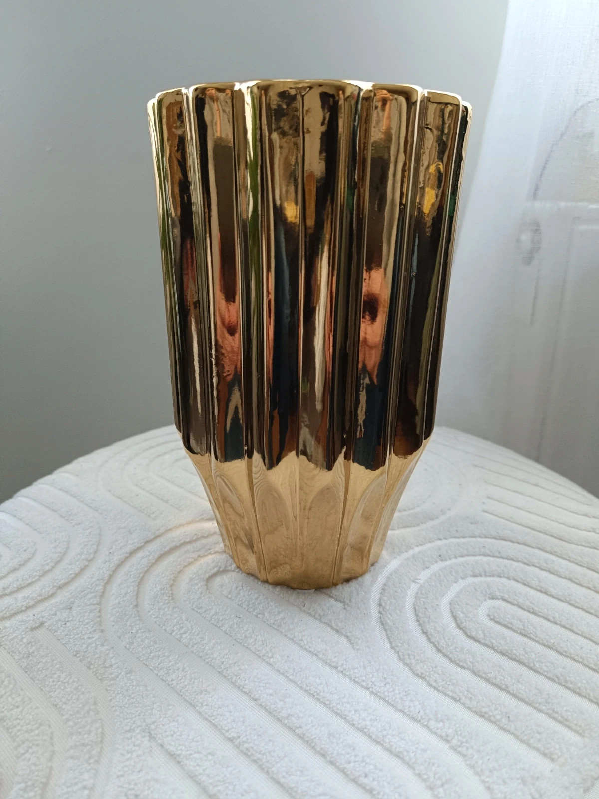 Złoty wazon ceramiczny