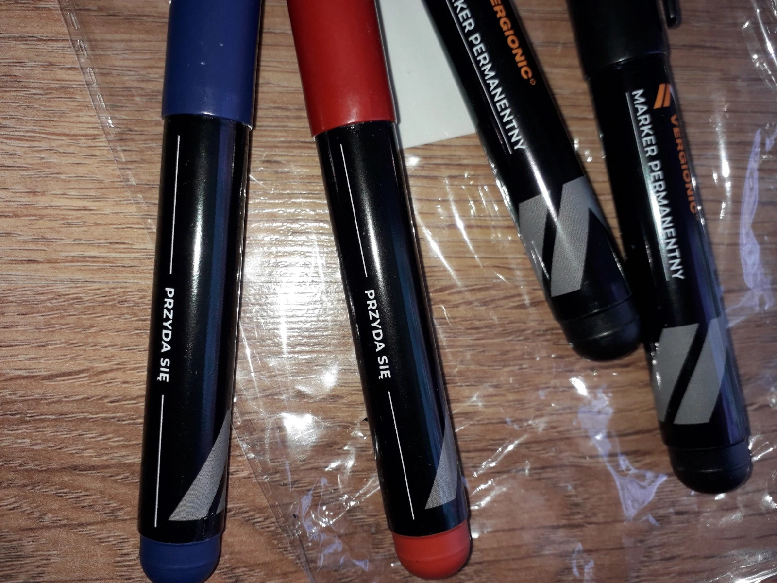 4 sztuki marker permanentny czerwony niebieski i 2 czarne