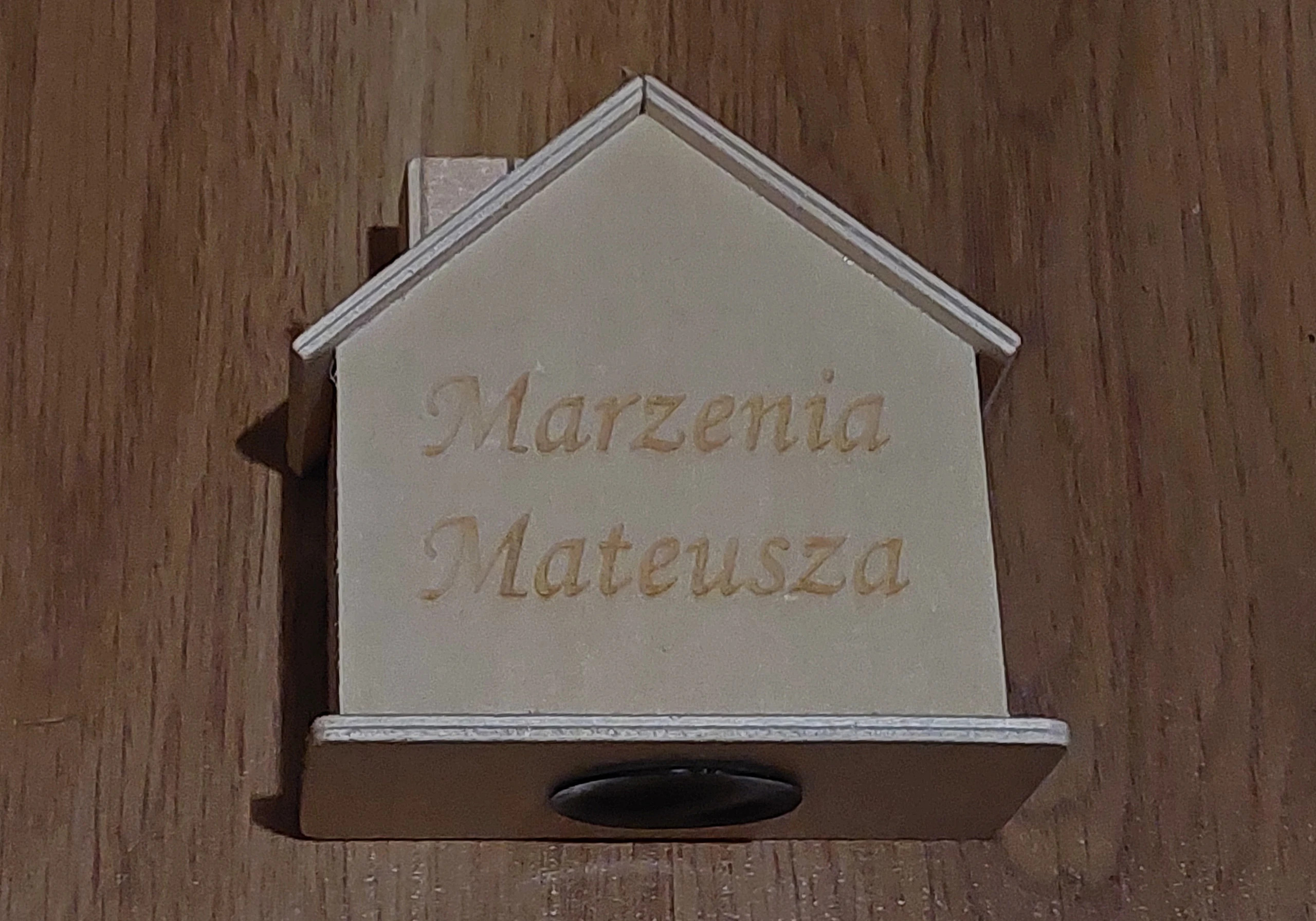 Nowa drewniana skarbonka w kształcie domu napis "Marzenia Mateusza"