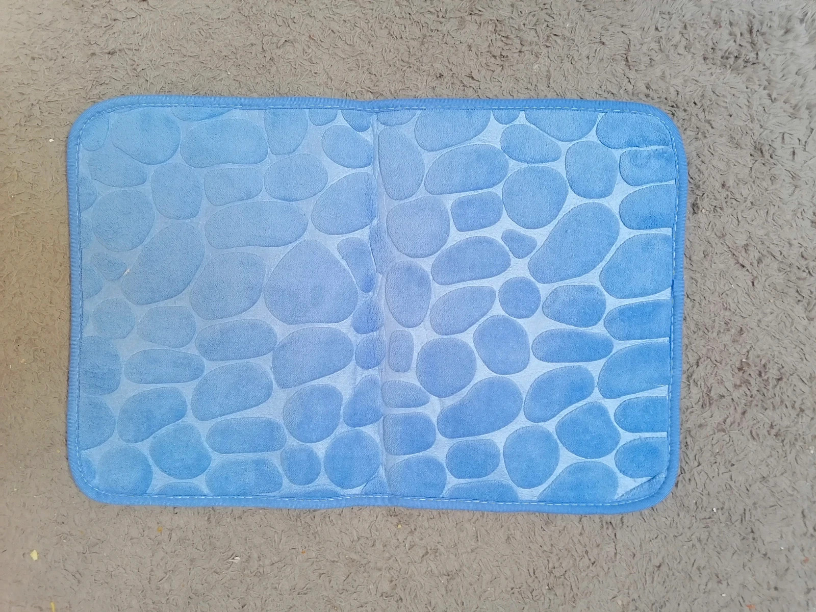 Niebieski dywanik łazienkowy
