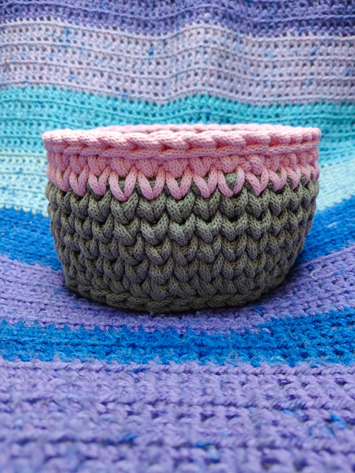 Okrągły koszyk na szydełku szałwiowy zielono-różowy handmade